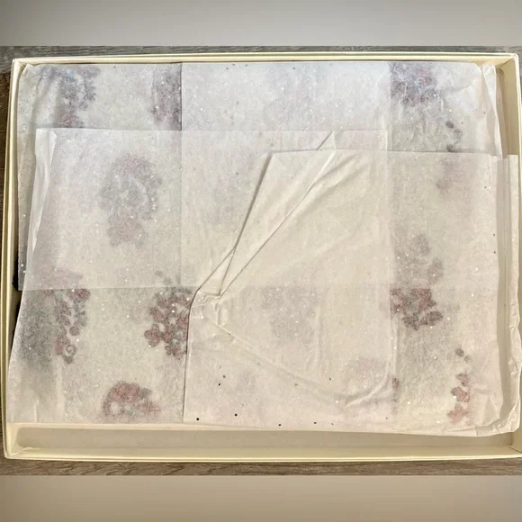 New Talbots An elegant women's scarf with tassels. In a gift box. - Picture 3 of 8